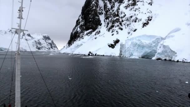 Pakijs uitzicht vanaf het schip in de oceaan van Antarctica. — Stockvideo