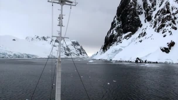 Blick vom Schiff auf die Eisscholle im Ozean der Antarktis. — Stockvideo