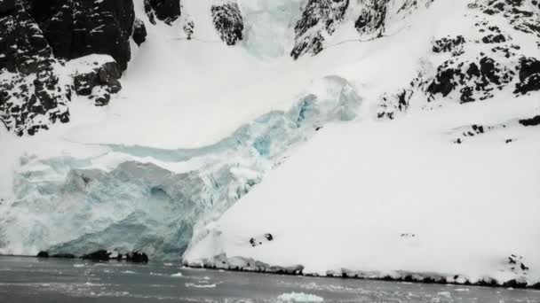 Montañas de nieve en el océano de la Antártida . — Vídeo de stock