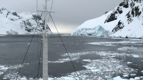 Fartyg på bakgrund av isflak i ocean av Antarktis. — Stockvideo