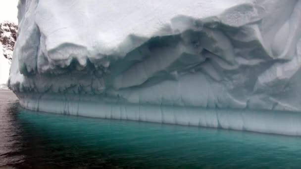 Grande iceberg gigante no oceano da Antártida . — Vídeo de Stock