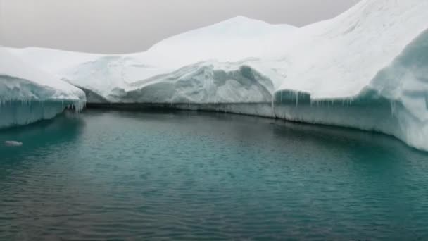 Grande iceberg gigante e gelo floe no oceano da Antártida . — Vídeo de Stock