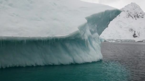 Τεράστια γιγάντιο παγόβουνο και παγετώνας πάγο στον ωκεανό της Ανταρκτικής. — Αρχείο Βίντεο