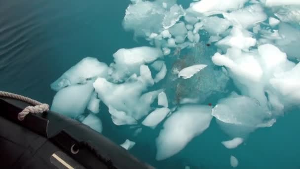 Pakijs en rubberboot dobbert in oceaan van Antarctica. — Stockvideo