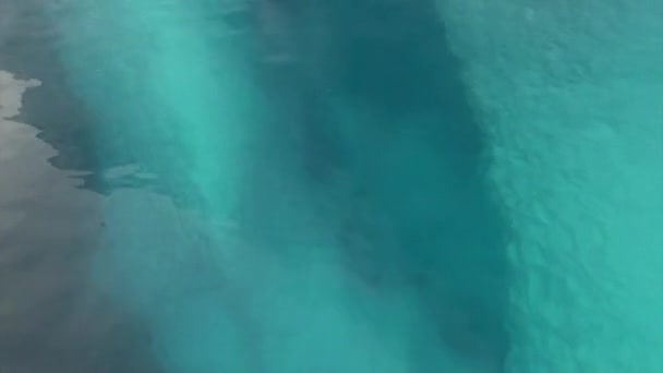 Ijsberg onder water in de oceaan van Antarctica. — Stockvideo