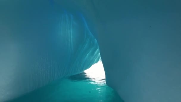 Obrovské obří ledovec v oceánu Antarktidy. — Stock video