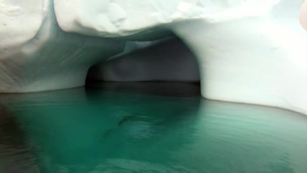 Büyük dev buzdağı Antarktika okyanusta. — Stok video