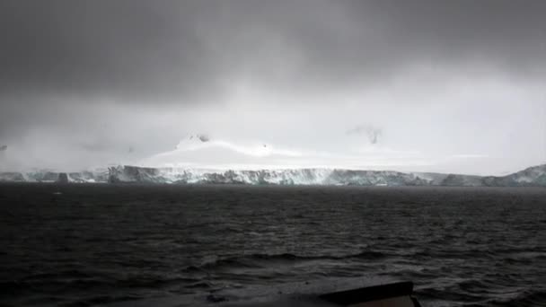 Snow mountains and ice floe in ocean of Antarctica. — Stock Video