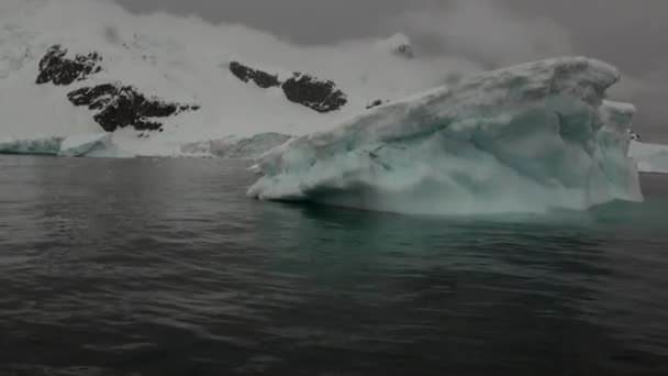 Eisberg und Eisscholle im Ozean der Antarktis. — Stockvideo
