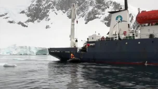 Menschen auf dem Schiff im antarktischen Ozean. — Stockvideo