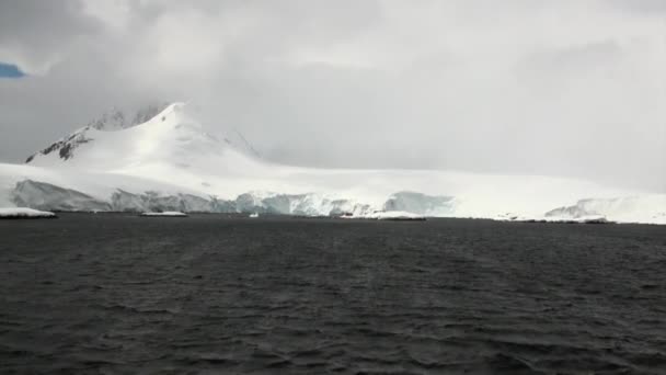 南極の海に雪の山. — ストック動画