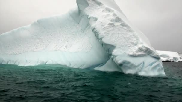 Eisberg im Ozean der Antarktis. — Stockvideo