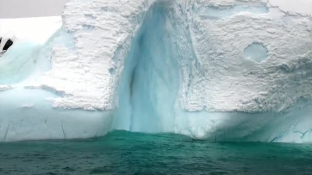 Gente en bote de goma cerca del témpano de hielo y el iceberg del océano Antártida. — Vídeo de stock