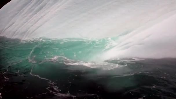 Persone in gommone vicino a Ice floe e iceberg dell'oceano Antartide. — Video Stock