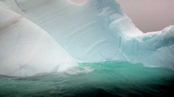 Buzdağı ve Antarktika'nın okyanusta yüzen buz kütlesi buz. — Stok video