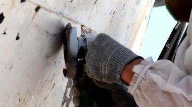 İşçiler tersanede tamirat sürecinde metali boyayla parçalıyorlar..