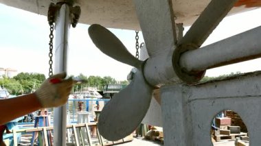 Eski paslı gemi pervane bağlantı noktası tersanesinde çalışan boya metal.