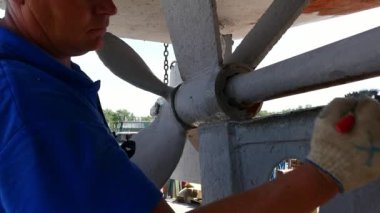 Eski paslı gemi pervane bağlantı noktası tersanesinde çalışan boya metal.