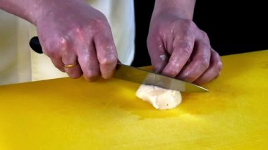 Aşçı bir deniz tarağı salata hazırlar..