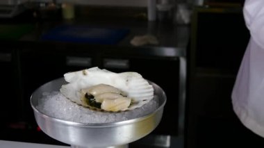 Aşçı bir deniz tarağı salata hazırlar..