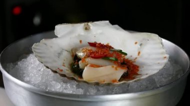 Aşçı bir deniz tarağı salata hazırlar..