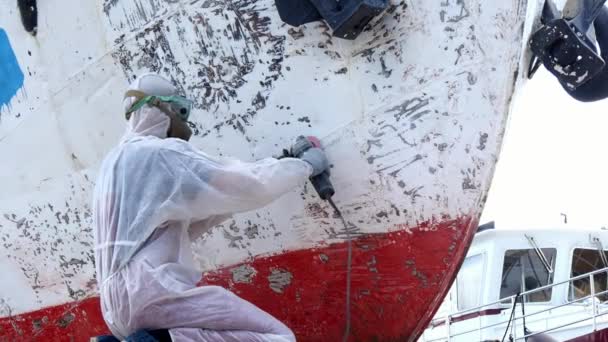 Arbeiter reißen bei Reparatur auf Werft Farbe auf Metall ab. — Stockvideo