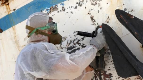 Workers tear off paint on metal in repairs process at shipyard. — Stock Video