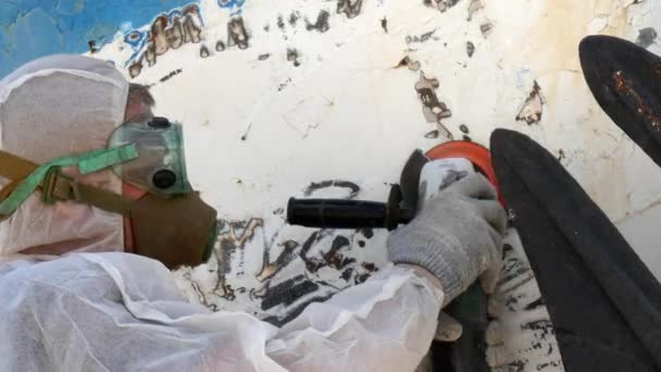 Workers tear off paint on metal in repairs process at shipyard. — Stock Video