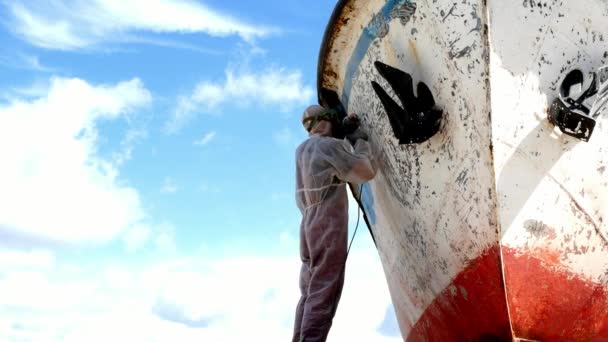Pracovníci při opravách v loděnicích trhají barvu na kov. — Stock video