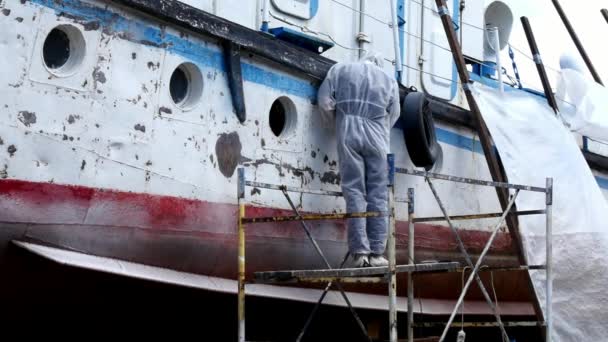 Arbeiter reißen bei Reparatur auf Werft Farbe auf Metall ab. — Stockvideo