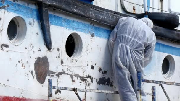 Werknemers scheuren verf op metaal in reparatieproces op scheepswerf. — Stockvideo