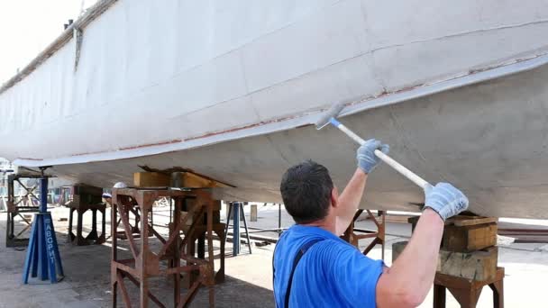 Travailleur Peint Métal Une Vieille Hélice Rouillée Chantier Naval Dans — Video