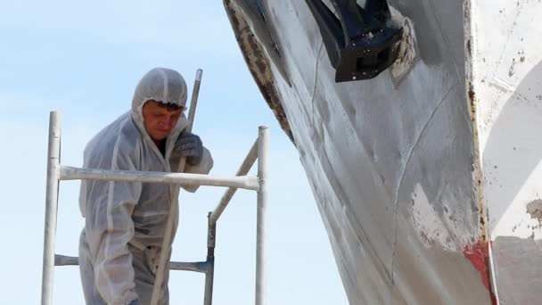 Pitture operaie con pennello fronte metallo di nave a cantiere navale in porto di Mosca . — Video Stock