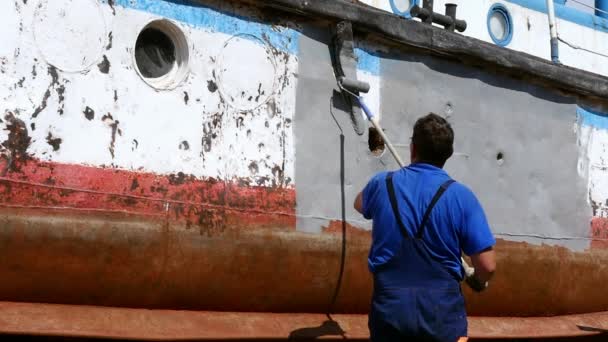 Werknemer verven metaal van oude roestige schip propeller op scheepswerf in haven. — Stockvideo