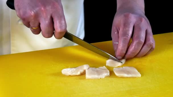Der Koch bereitet einen Meeressalat aus Jakobsmuscheln zu. — Stockvideo