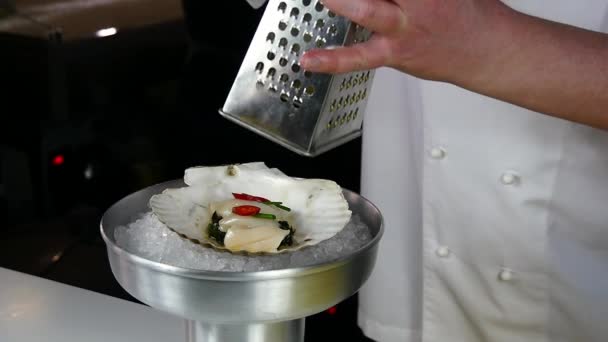 De kok bereidt een zee salade van Sint-jakobsschelpen. — Stockvideo