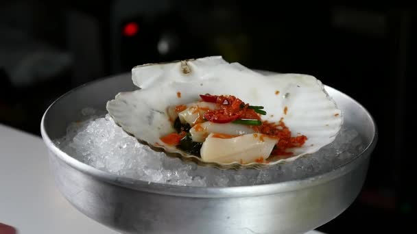 A szakács készít egy tengeri kagyló saláta. — Stock videók