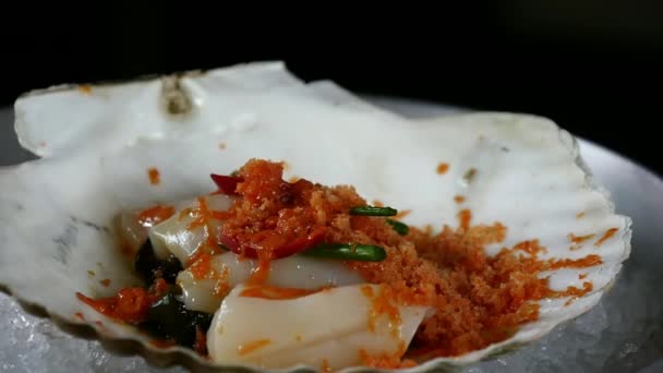 Кухар готує морський салат з гребінців . — стокове відео