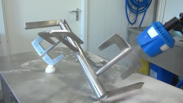 Schoonmaken en wassen van industriële salade mixer. — Stockvideo