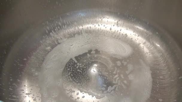 Schoonmaken en wassen van de machine om te bereiden van het deeg. — Stockvideo