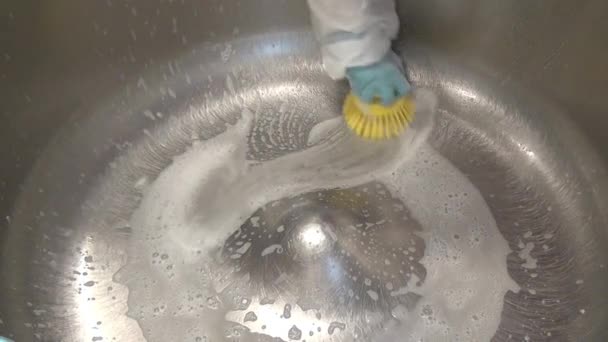 Schoonmaken en wassen van de machine om te bereiden van het deeg. — Stockvideo