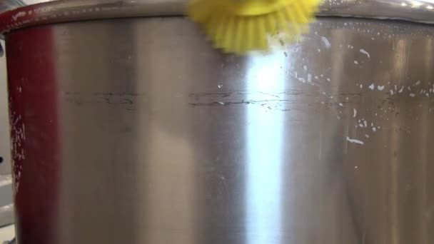 Czyszczenie i mycie maszyny do przygotowania ciasta. — Wideo stockowe