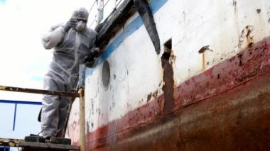 Onarım işlemi Tersanesi, metal boya kapalı çalışma insanlar gözyaşı.