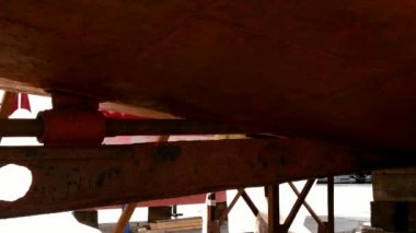 Onarım işlemi Tersanesi, metal boya kapalı çalışma insanlar gözyaşı.