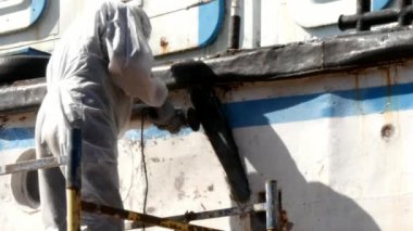Onarım işlemi Tersanesi, metal boya kapalı çalışma insanlar gözyaşı.