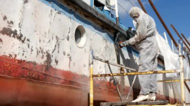 Onarım işlemi Tersanesi, metal boya kapalı çalışma insanlar gözyaşı.