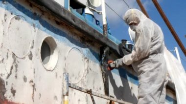 Onarım işlemi Tersanesi, metal boya kapalı çalışma insanlar gözyaşı.