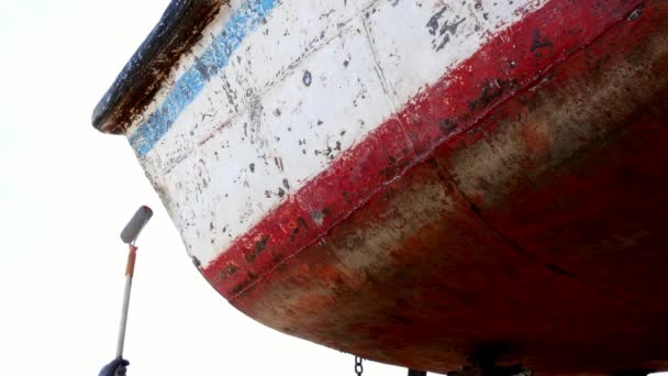 労働者をカバーする港の造船所で古い錆びた船のプライマー塗料で金属. — ストック動画