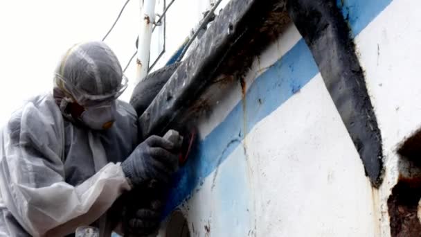 Arbeiter reißen bei Reparatur auf Werft Farbe auf Metall ab. — Stockvideo