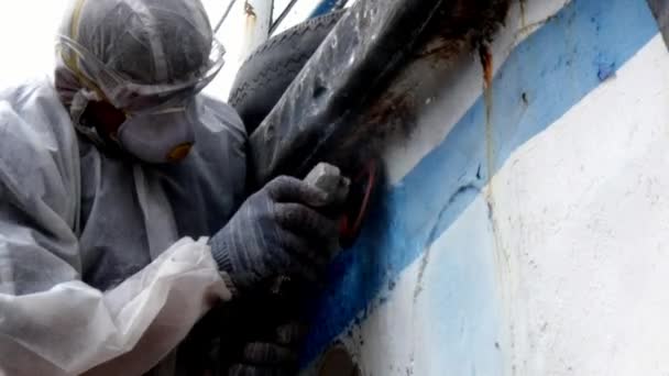 Arbetande människor Riv måla på metall i reparationer process på varvet. — Stockvideo